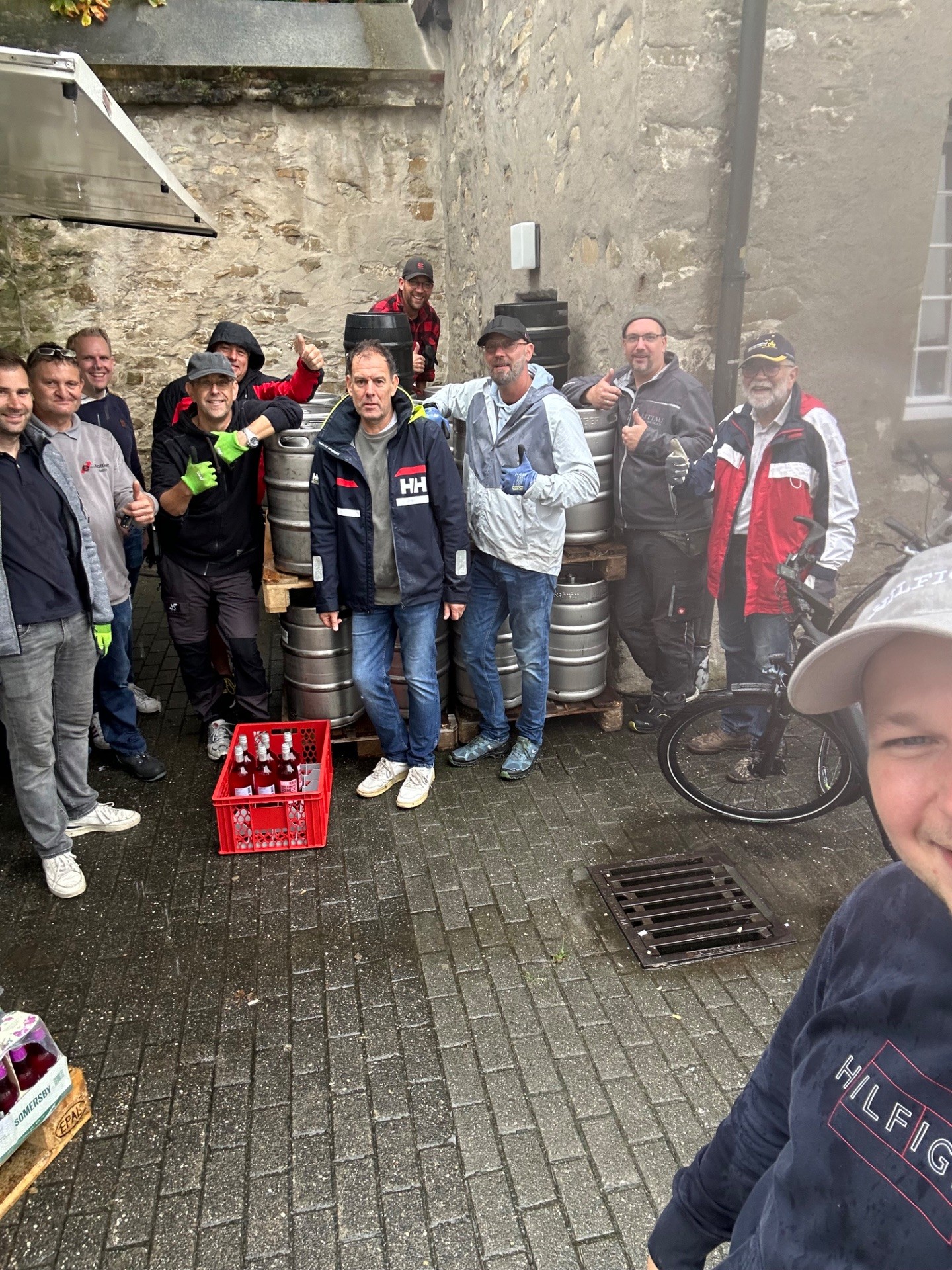 Lionsfreunde beim Abbau des Oktoberfestes im Dauerregen