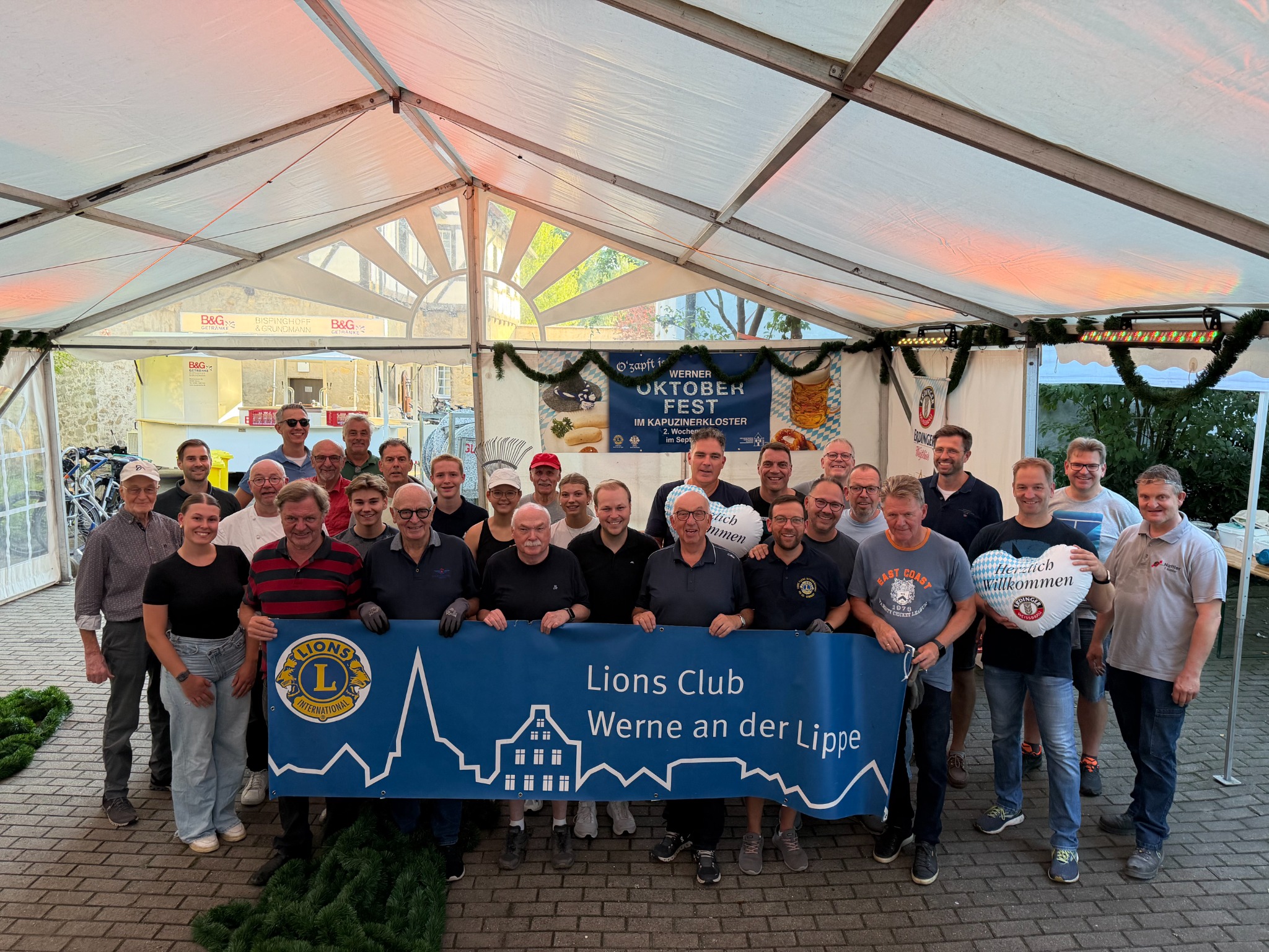 Lions und Leos beim Aufbau des Oktoberfestes 2026