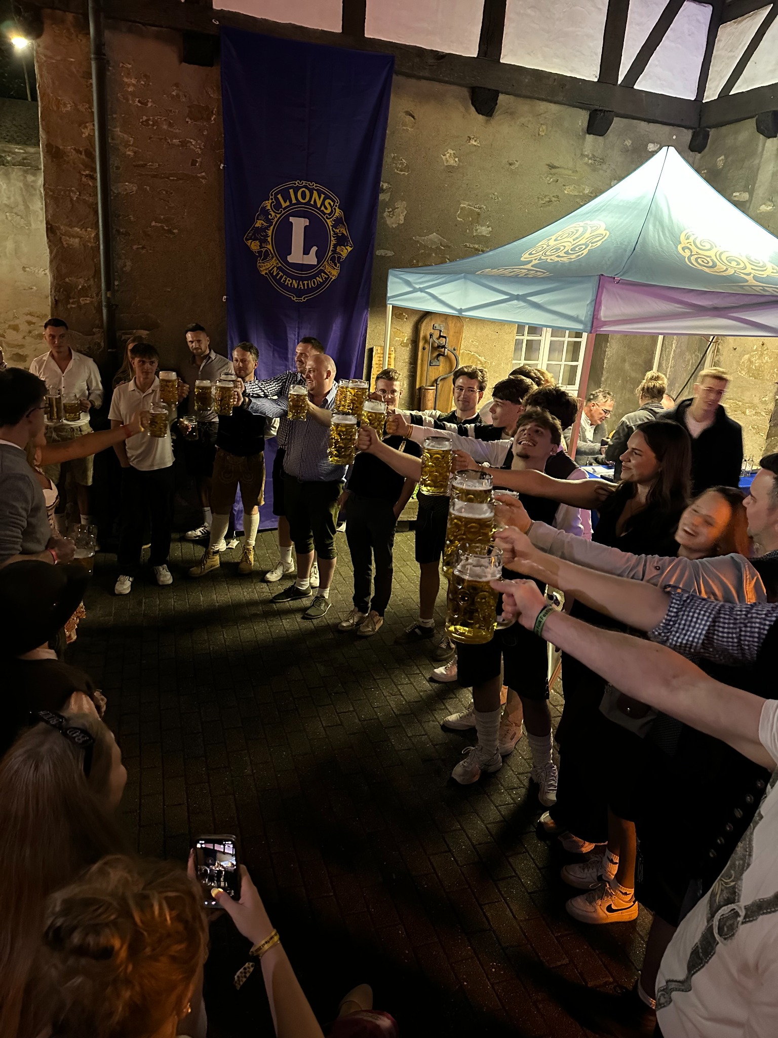 Teilnehmerinnen und Teilnehmer beim Bierkrugstemmen