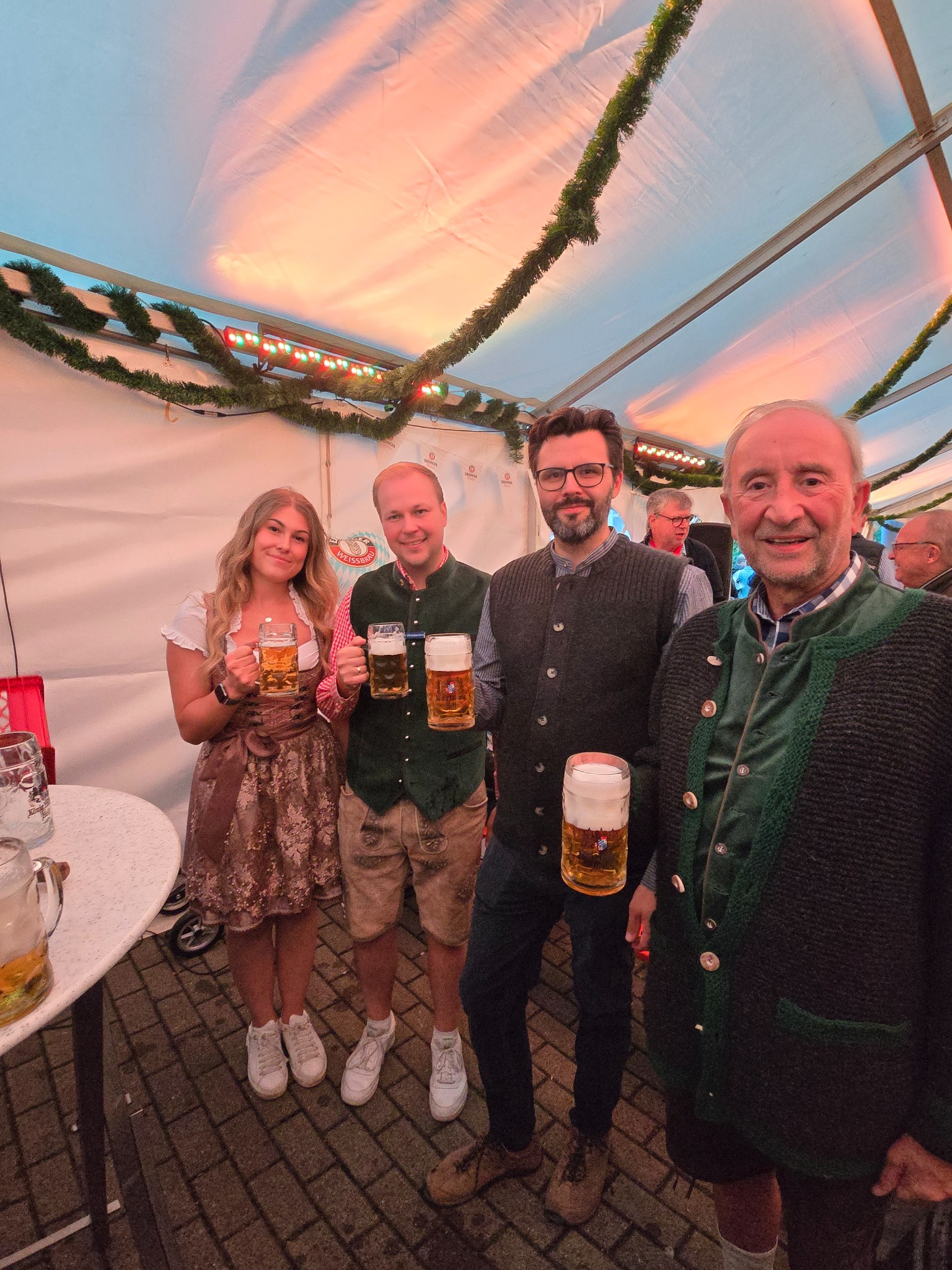 Carla Schmid, Philipp Gärtner, Bürgermeister Lars Hübchen und Gregor A. Zumholz