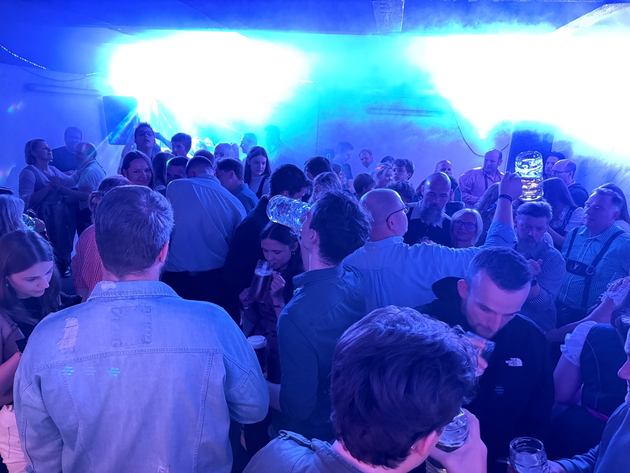 Volles Festzelt beim zweiten Abend des Oktoberfestes 2026 in Werne