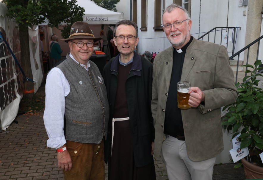 Gäste und Kapuziner beim Oktoberfest im Klostergarten