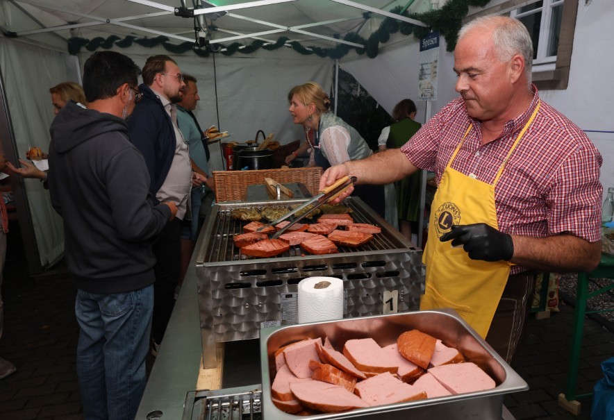 Lions-Mitglied am Essensstand des Oktoberfestes