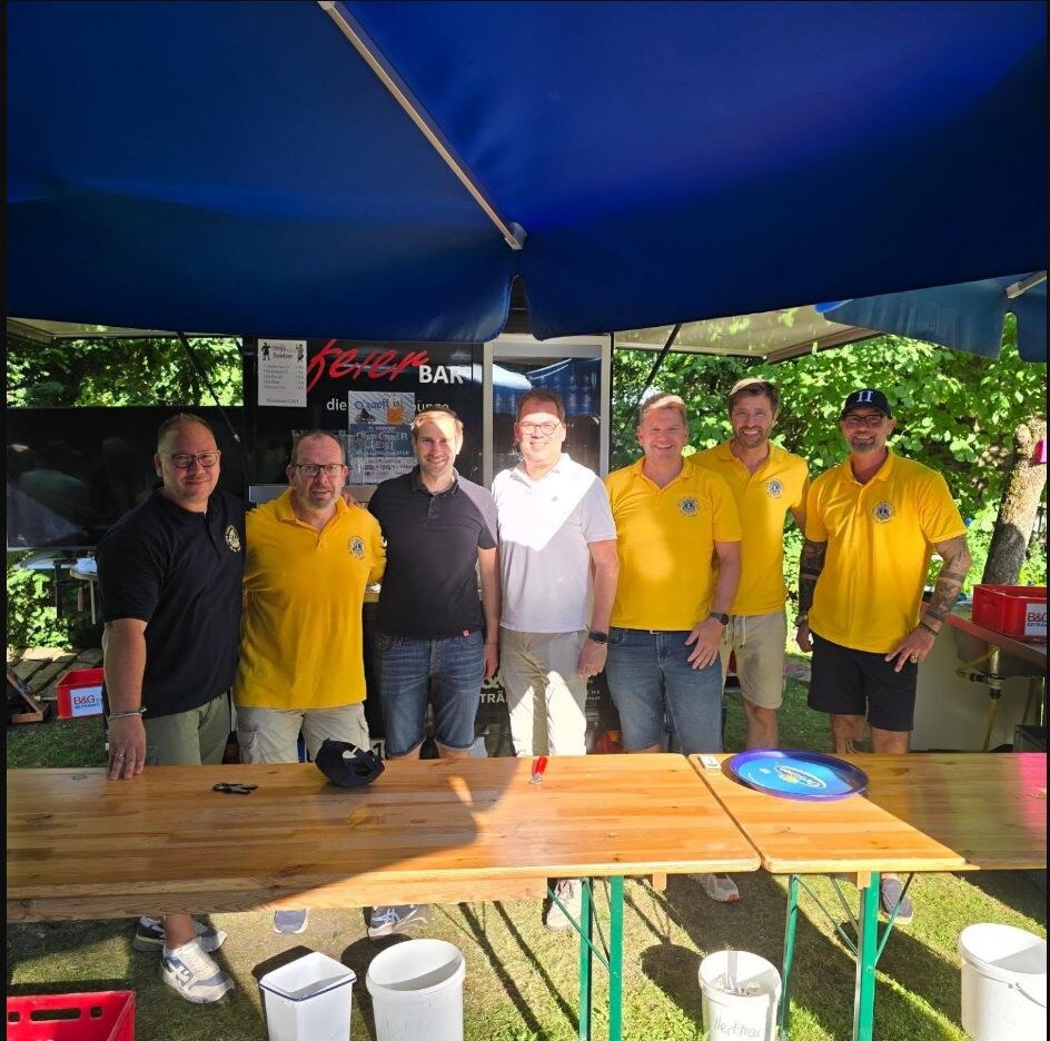 Mitglieder des Lions Clubs Werne an der Lippe beim Einsatz auf dem Plätzerfest